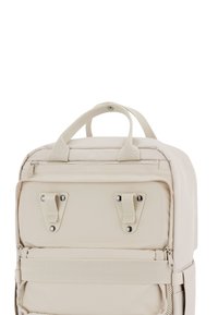Beige ryggsäck med en texturerad tygyta, dubbla topphandtag, framfickor med dragkedja och två fästen på frampanelen.
