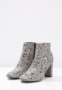 Miss Selfridge Botines bajos - silver-coloured