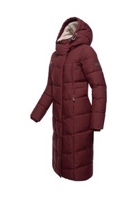 Bordo spalvos ilga pūsta striukė su dideliu gobtuvu, minkšta vidine pamuša, priekyje užtrauktukas ir šoniniai kišenės. Tekstūruotas dygsniuotas dizainas.