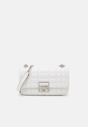 Hvid quilted håndtaske med rektangulær form, sølvhardware, en logo-plakette og en aftagelig skulderrem. Tekstureret læderfinish.
