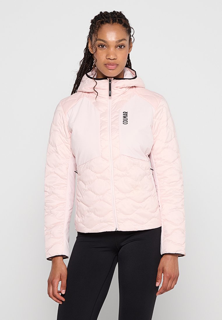 Giacca imbottita rosa con cappuccio, caratterizzata da un motivo trapuntato, cerniera frontale e dettagli neri, incluso un logo sul lato sinistro del petto.