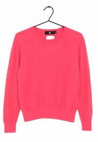 Roze trui met lange mouwen, ronde halslijn, ribgebreide manchetten en zoom. Zachte textuur. Heeft een klein logoaccent op de borst.