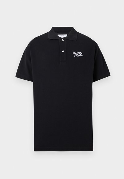 Čierna polo tričko z bavlny s klasickým golierom, krátkymi rukávmi a vyšívaným logo "Maison Kitsuné" v bielej farbe na ľavej hrudi.