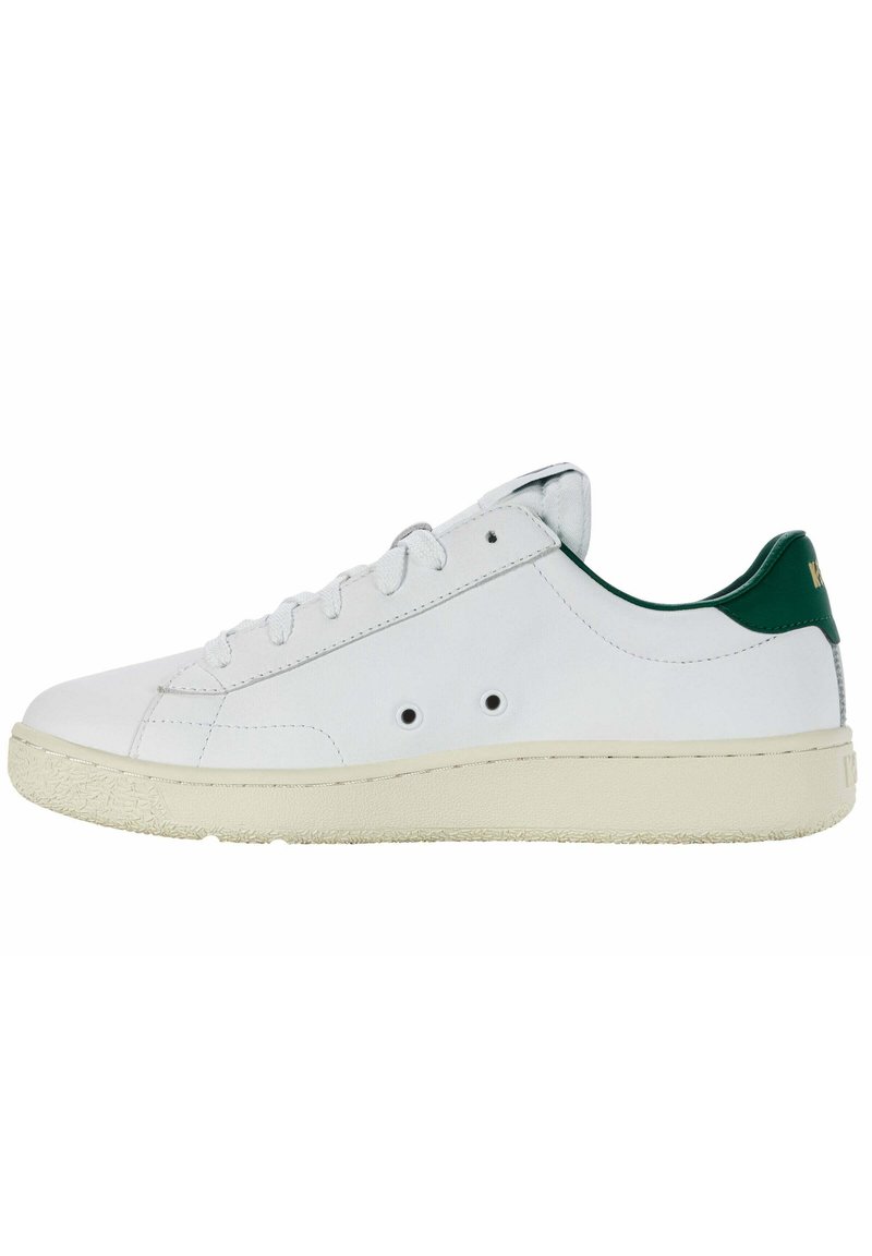 Sneaker bianca con accento verde sul tallone, tomaia in pelle liscia, punta rotonda, lacci sulla parte anteriore, suola in gomma texturizzata e dettagli di design minimalisti.