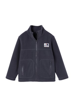 Granatowa bluza polarowa na całej długości z zamkiem błyskawicznym, stojącym kołnierzem, dwoma przednimi kieszeniami na zamek oraz małą naszywką z logo outdoorowym na lewej piersi.