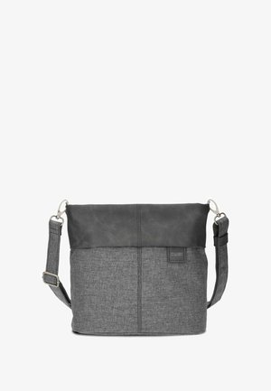 Bolso cruzado gris con un cuerpo de tejido texturizado y parte superior de cuero suave. Presenta una correa desmontable y un acento de logo en la parte frontal.