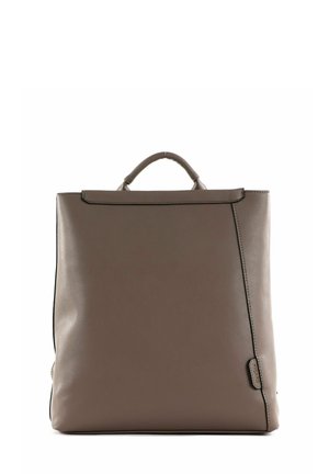 Sac à dos en cuir gris avec une forme structurée, une poignée supérieure et un design minimaliste. Présente des coutures noires contrastantes sur les bords.