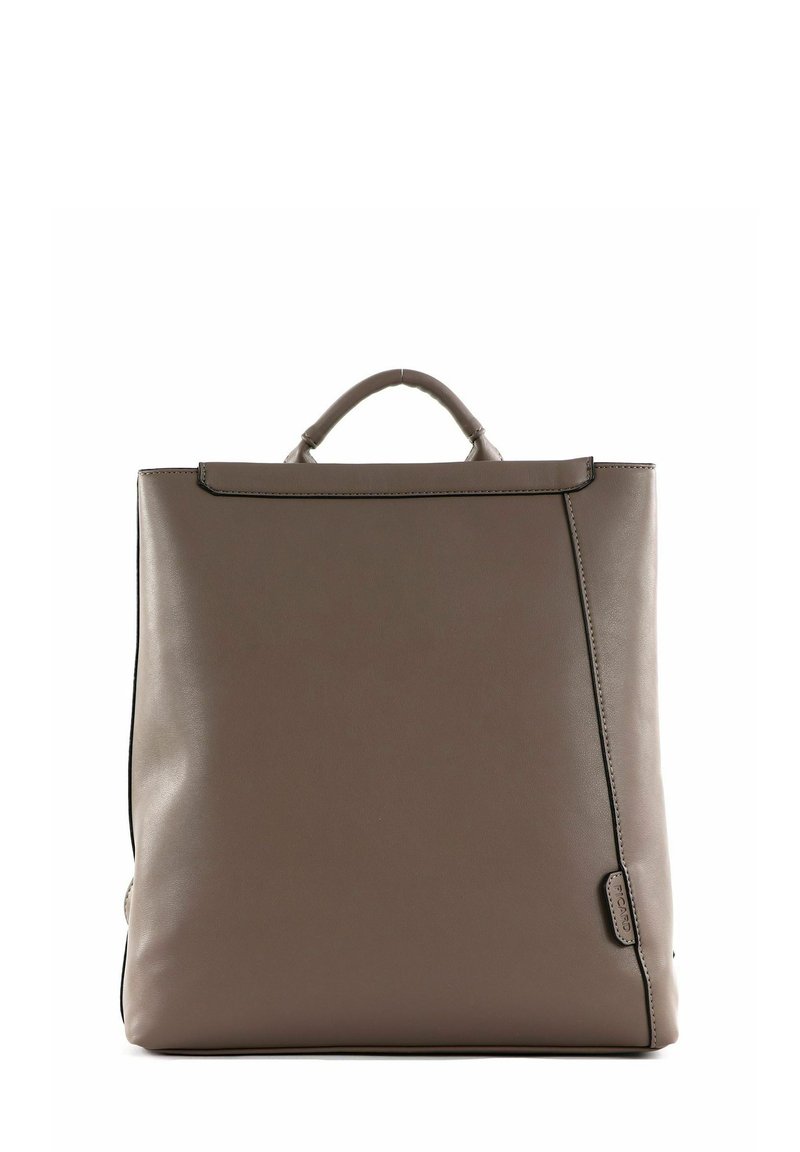 Sac à dos en cuir gris avec une forme structurée, une poignée supérieure et un design minimaliste. Présente des coutures noires contrastantes sur les bords.