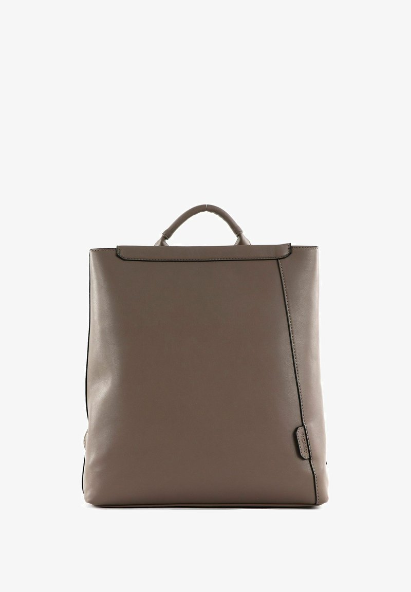 Sac à dos en cuir gris avec une forme structurée, une poignée supérieure et un design minimaliste. Présente des coutures noires contrastantes sur les bords.