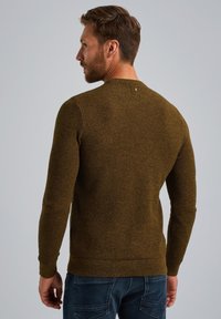 Strickpullover in Olivgrün mit strukturiertem Finish, Rundhalsausschnitt und gerippten Bündchen, ausgestattet mit einem kleinen Paneeldetail am hinteren Halsausschnitt.