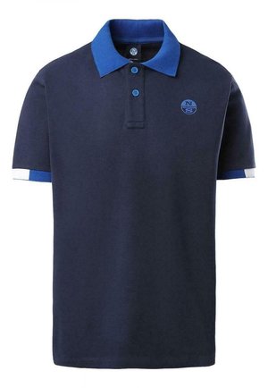 Granatowy polo z krótkim rękawem, kontrastującym jasnoniebieskim kołnierzykiem, dwoma guzikami oraz małym logo na górnej lewej stronie klatki piersiowej.