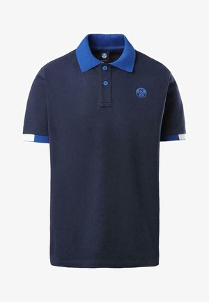 Granatowy polo z krótkim rękawem, kontrastującym jasnoniebieskim kołnierzykiem, dwoma guzikami oraz małym logo na górnej lewej stronie klatki piersiowej.