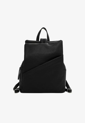 Melnas ādas mugursoma ar strukturētu virsmu. Iespējams salocīt, aprīkota ar augšējo rokturi un regulējamām siksnām. Iekļauta sānu rāvējslēdzēja kabata.