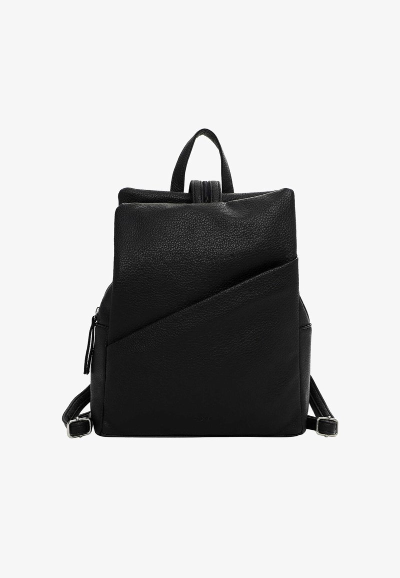 Mochila de cuero negro con un acabado texturizado. Presenta un diseño plegado, un asa en la parte superior y correas ajustables. Incluye un bolsillo con cremallera en el lateral.