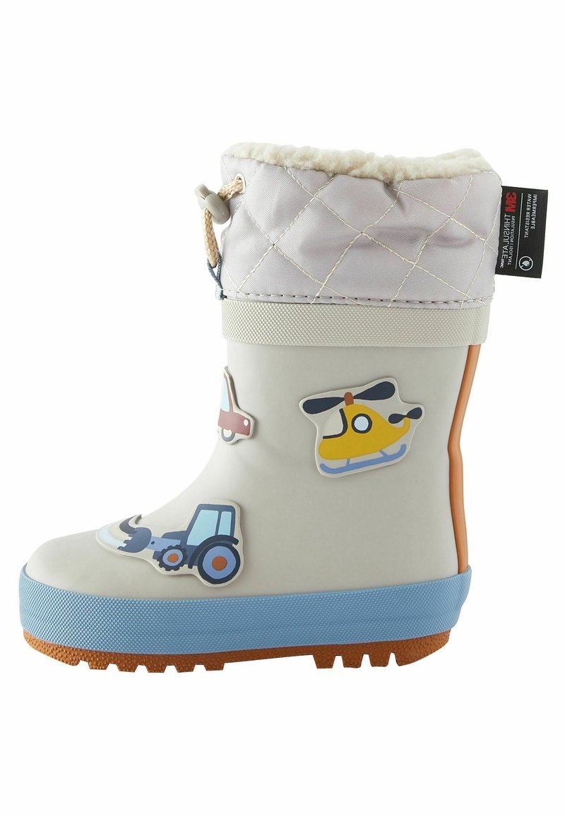 Botte en caoutchouc pour enfants de couleur gris clair avec une semelle bleue. Présente un tissu gris matelassé en haut, orné de patchs colorés sur le thème des véhicules.