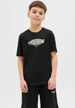 Juodas medvilnės marškinėlis su baltais ir kreminiais grafikos tekstais "ORIGINALS" ir "JACK AND JONES" po juo, apvaliu kaklu, trumpomis rankovėmis.