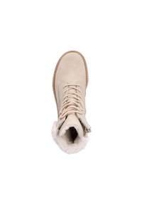 Bottines en suède beige avec lacets tressés, bord de fourrure, et une fermeture éclair sur le côté, dotées d'un bout rond et d'une semelle en caoutchouc texturée.