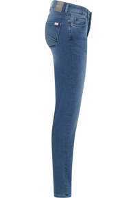 Sötétkék denim skinny farmer. Közepes derékvonalú, öt zsebes kialakítás és kontrasztos varrás jellemzi. Sima felület, diszkrét fém kiegészítőkkel.