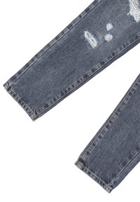 Jeans in denim blu sbiadito con dettagli rovinati. Presentano toppe sfrangiate e una vestibilità dritta. L'orlo è pulito con cuciture minime.