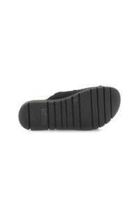 Zwarte rubberen zool met een getextureerd grippatroon, voorzien van horizontale groeven en een klein reliëflogo. Duurzame en flexibele constructie.