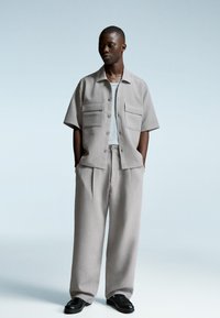Bershka SHORT SLEEVE TAILORED - Cămașă - dark grey