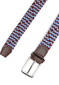 Geweven riem met een zigzagpatroon in bruin en blauw, met een leren gesp en accenten, plat ontwerp en stoffen textuur.