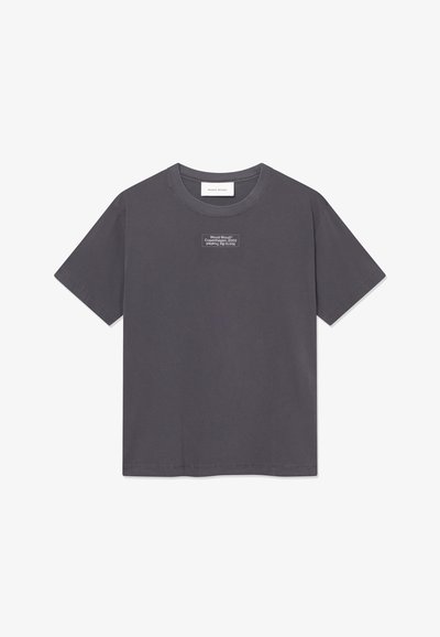Tumši pelēkās īsajiem piedurkņu t-krekls ar apaļu kaklu un nelielu baltu tekstu piktogrammu centrā uz krūtīm, kas lasa "Wood Wood Copenhagen, 2002".