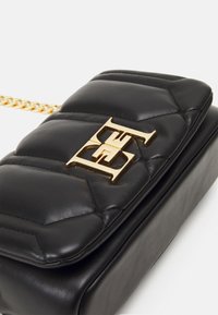 Elisabetta Franchi Umhängetasche grün mit goldenem Lauflern-Logo BS03A41E2 105, grün, Einheitsgröße im Sale main image 0