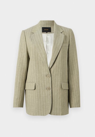 Veste beige à fines rayures pour femmes avec revers crantés, deux poches avant à rabat, poche poitrine, deux boutons, et doublure intérieure en satin blanc.