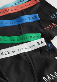 Crne bokserice s elastičnim pojasom u bojama: crvenoj, plavoj, zelenoj i bijeloj, svaka s natpisom "BAKER BY TED BAKER". Glatka tekstura.