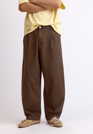 PULL&BEAR, BAGGY - CHINO TROUSERS - Pantaloni - brown