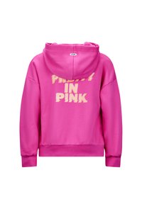 Roze hoodie met ribbels aan de mouwen en onderkant. Voorzien van de tekst "PRETTY IN PINK" in gele en witte strepen op de achterkant.