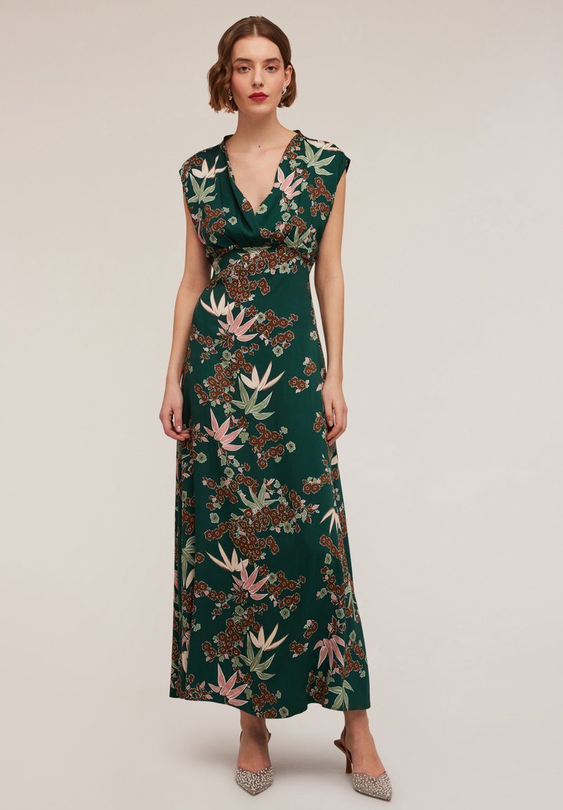 Rochie maxi verde cu model floral în nuanțe de roz și maro, decolteu adânc în V, mâneci scurte și talie strânsă. Țesătură texturată cu un design fluid.