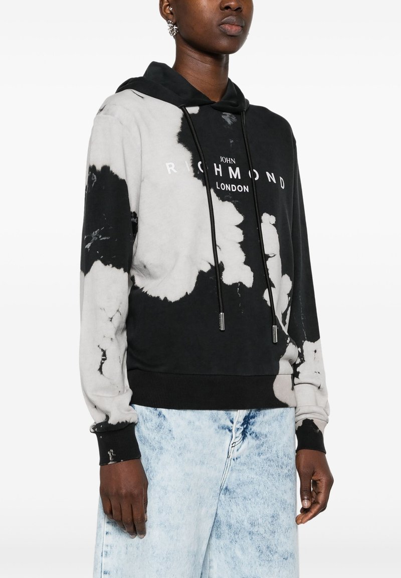 Felpa con cappuccio tie-dye nera e grigia, dotata di tasca a marsupio, testo con marchio e lacci, con polsini e orlo a costine. Materiale in pile testurizzato.