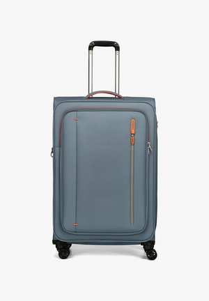 Valigia soft-shell blu con tasca frontale con zipper, dettagli arancioni, maniglia ergonomica e quattro ruote nere per una facile mobilità.