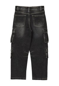 Pantaloni cargo in denim nero con multiple tasche laterali, taglio dritto e cuciture a contrasto. Dettagli strappati vicino alle caviglie.