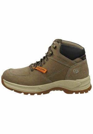 Braune Leder-Wanderschuhe mit Schnürdesign, gepolstertem Kragen, orangefarbenem Etikett und strukturiertem Gummisohle für guten Halt. Akzente in Dunkelbraun.