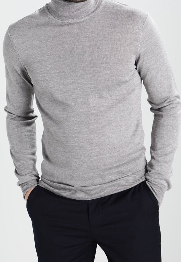 Pull à col roulé gris en matière tricotée douce, avec manches longues, coupe ajustée, et poignets et ourlet côtelés.