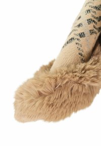 Pantofola in stampa animale fuzzy con esterno in pelliccia sintetica color beige, dettagli in motivo leopardato nero e argento, e una consistenza morbida e pelosa attorno all'apertura.