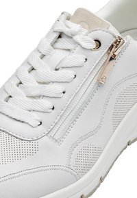Weißer Sneaker mit einem strukturierten Lederoberteil, das über perforierte Details, geflochtene Schnürsenkel und einen seitlichen Reißverschluss mit einem roségoldenen Akzent verfügt.