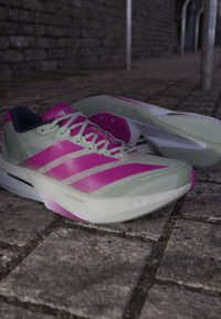 adidas Performance ADIZERO BOSTON 13 - Løbesko til landevejen - lingrn shopnk dkblue