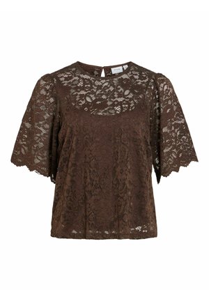 Blouse marron en dentelle à manches courtes avec motif floral, col rond, bords festonnés sur les manches et fermeture par bouton à l’arrière.
