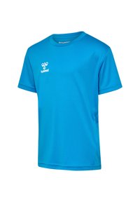 Camiseta deportiva azul hecha de un tejido suave y transpirable. Presenta un cuello redondeado y mangas cortas con un logo en el lado izquierdo del pecho.