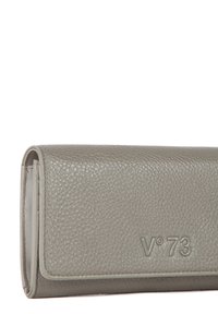 Portafoglio in pelle grigia con superficie strutturata, chiusura a patta e logo "V°73" in rilievo sulla parte anteriore. Forma rettangolare compatta.