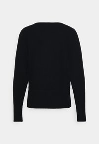 Suéter de punto negro con mangas largas, un cuello redondo y un dobladillo acanalado. Textura suave y corte relajado, que muestra un diseño sencillo.