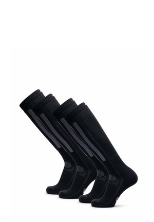 Vier Paare schwarze kniehohe Socken mit vertikalen grauen Streifen, aufrecht auf weißem Hintergrund präsentiert.