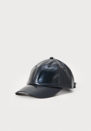 Casquette de baseball bleu marine en matériau brillant. Présente une visière courbée, un design à six panneaux, et des œillets de ventilation, avec une étiquette de marque sur le côté.
