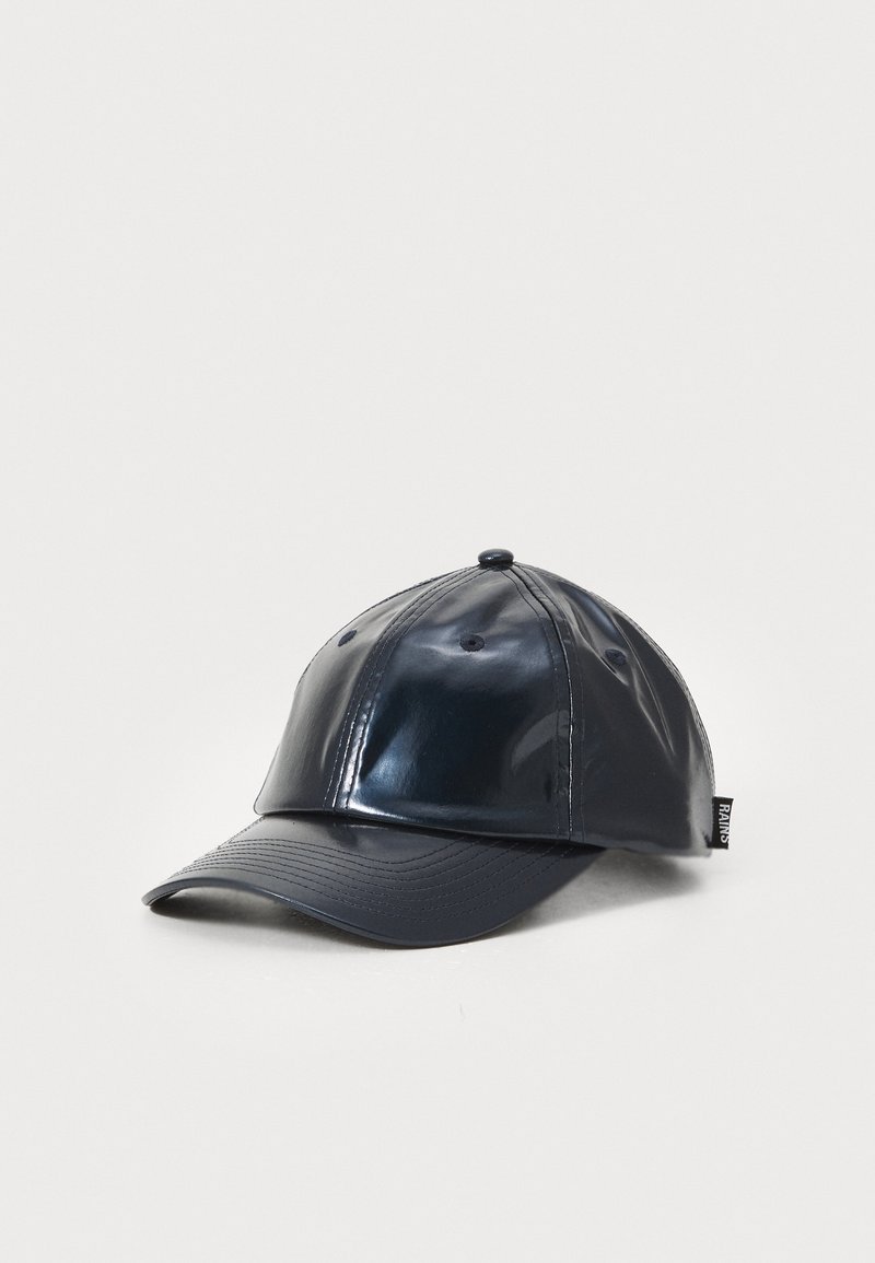 Casquette de baseball bleu marine en matériau brillant. Présente une visière courbée, un design à six panneaux, et des œillets de ventilation, avec une étiquette de marque sur le côté.