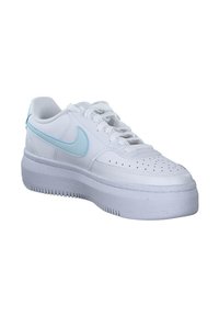 Zapatillas de cuero blanco con un swoosh en azul claro, que presentan perforaciones en la puntera, cordones blancos y una suela gruesa con agarre texturizado.