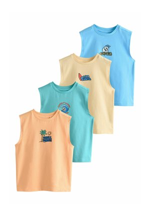 Négy ujjatlan, pasztell színű ing narancssárga, türkiz, sárga és kék árnyalatokban, mindegyiken kis, tengerparti témájú minták a mellrészen.